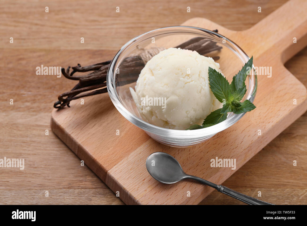 Vanilleeis im glas -Fotos und -Bildmaterial in hoher Auflösung – Alamy