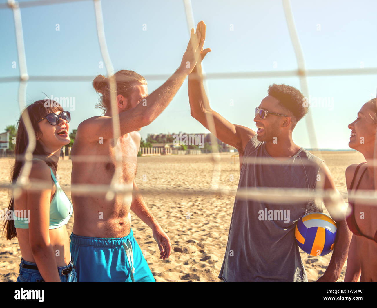 Gruppe von Freunden zu Beach-Volleyball am Strand spielen Stockfoto