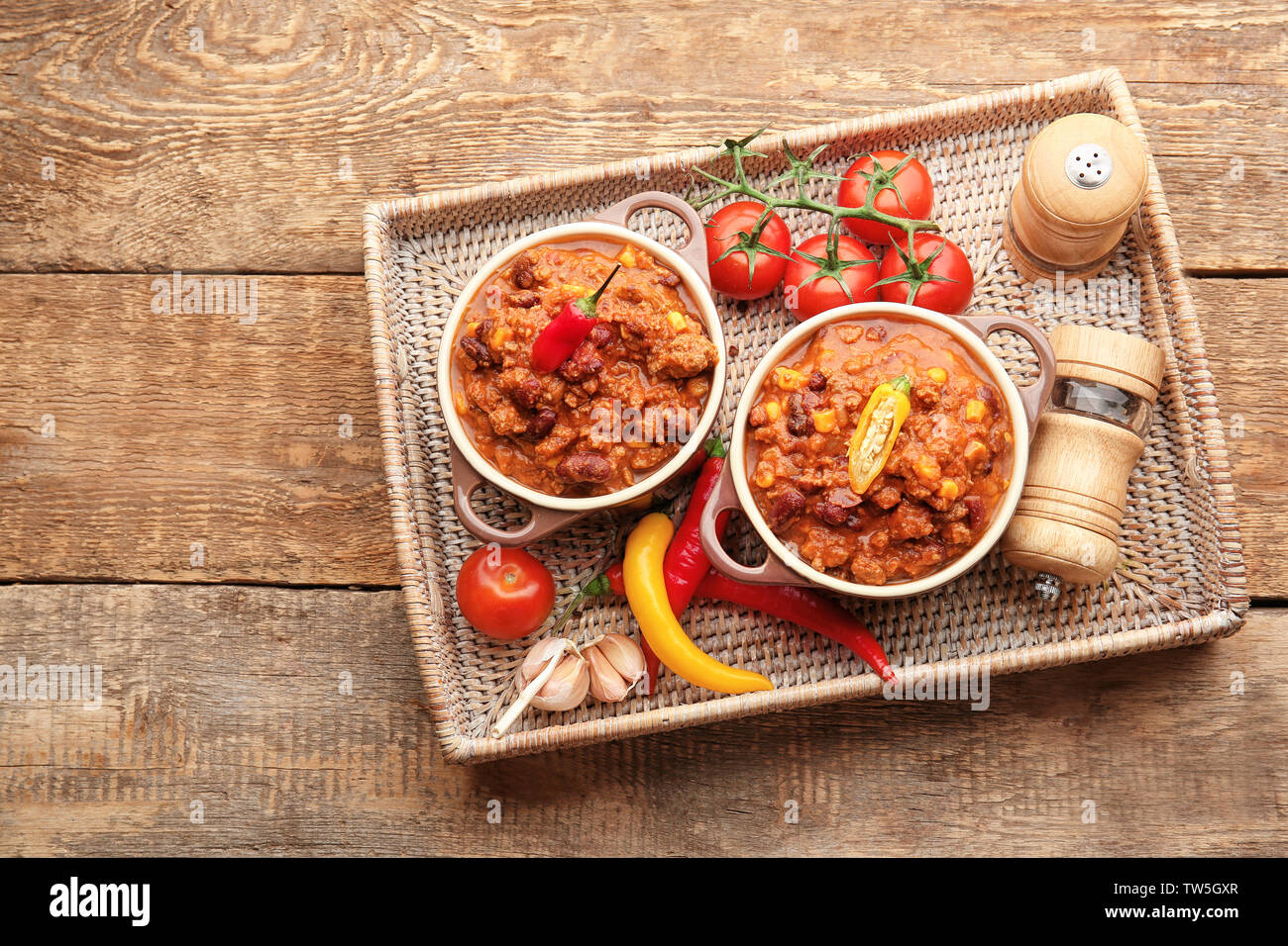 Zusammensetzung mit Chili con Carne und frisches Gemüse auf hölzernen Hintergrund Stockfoto