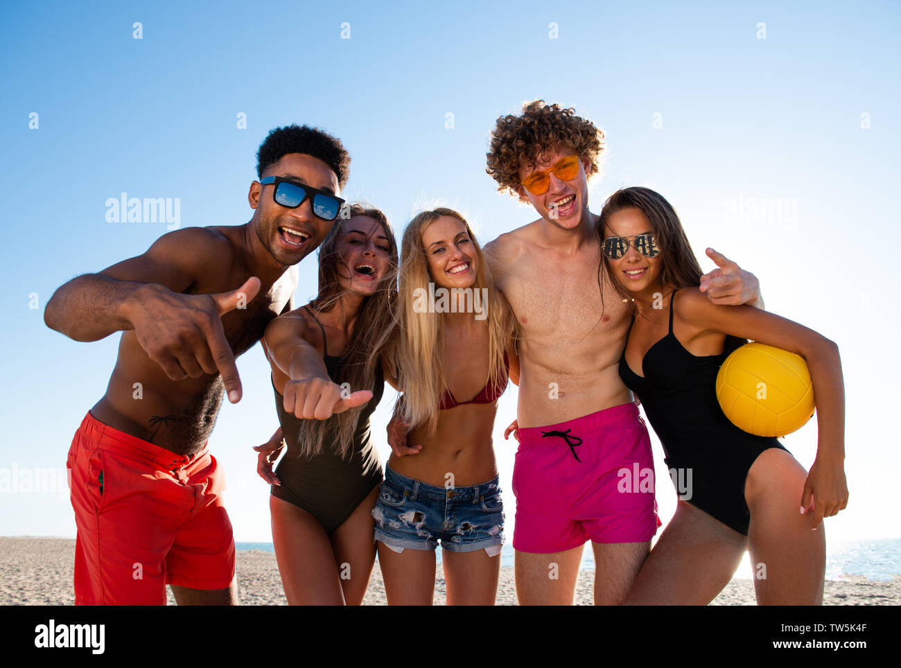 Gruppe von Freunden zu Beach-Volleyball am Strand spielen Stockfoto