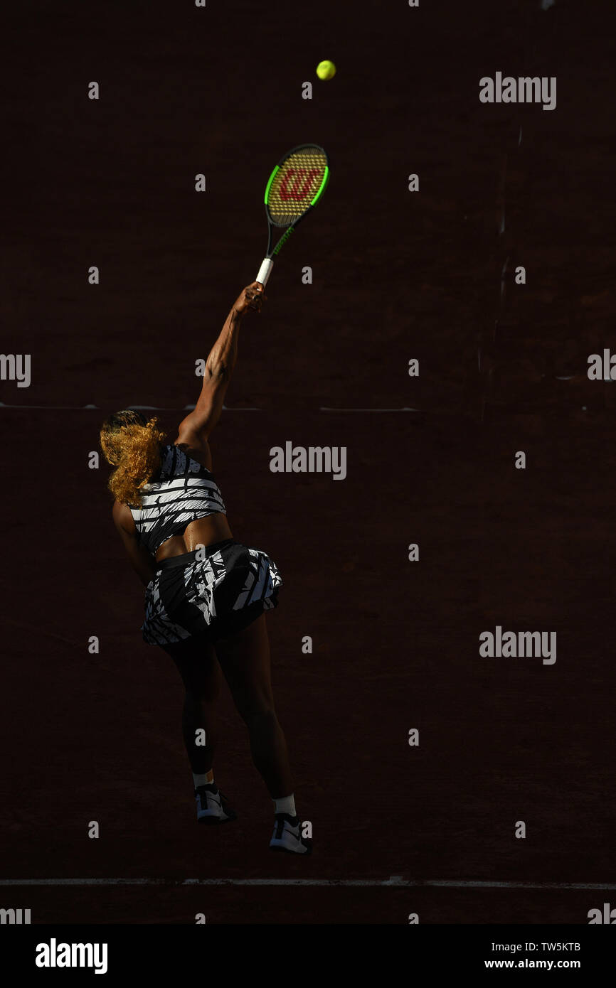 Paris Frankreich French Open Championships Roland Garros Serena Williams (USA), die in Aktion während der zweiten Runde singles Gleiches Foto Roger Parker Internation Stockfoto