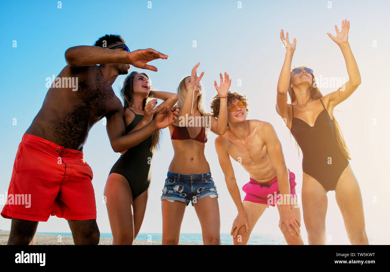 Gruppe von Freunden zu Beach-Volleyball am Strand spielen Stockfoto