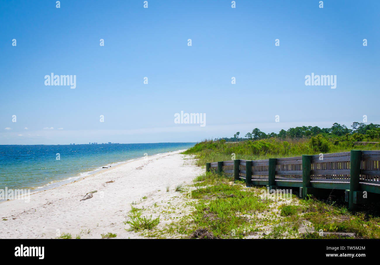 Rampe weg zu intercoastal Bucht, Meer Strand Küste mit Wellen plätschern onshore. Pensacola, FL, USA im Hintergrund. Stockfoto