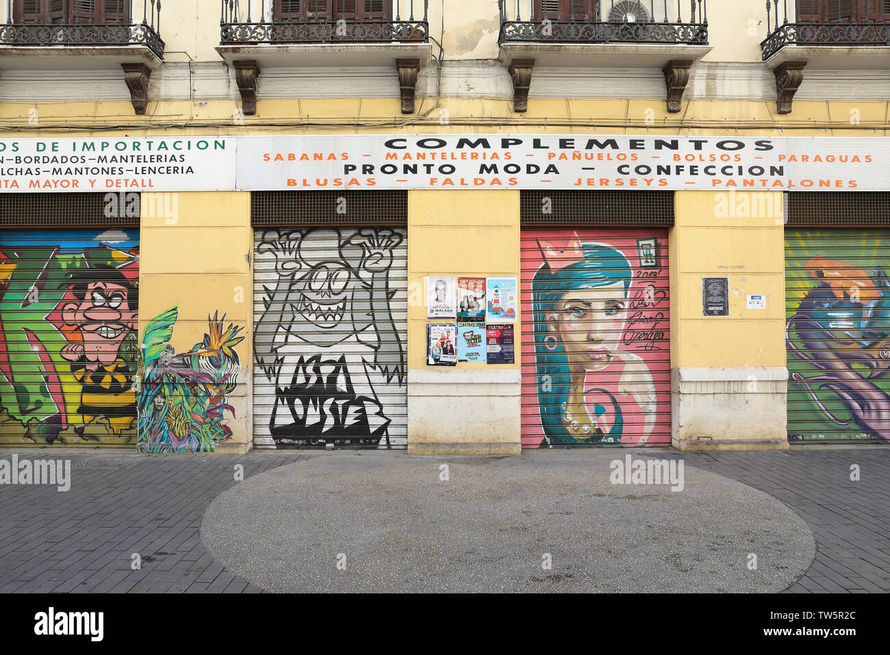 Street Art von encarni Novillo auf Garagentore im Künstlerviertel Soho gemalt, in Malaga, Spanien, Europa. Stockfoto