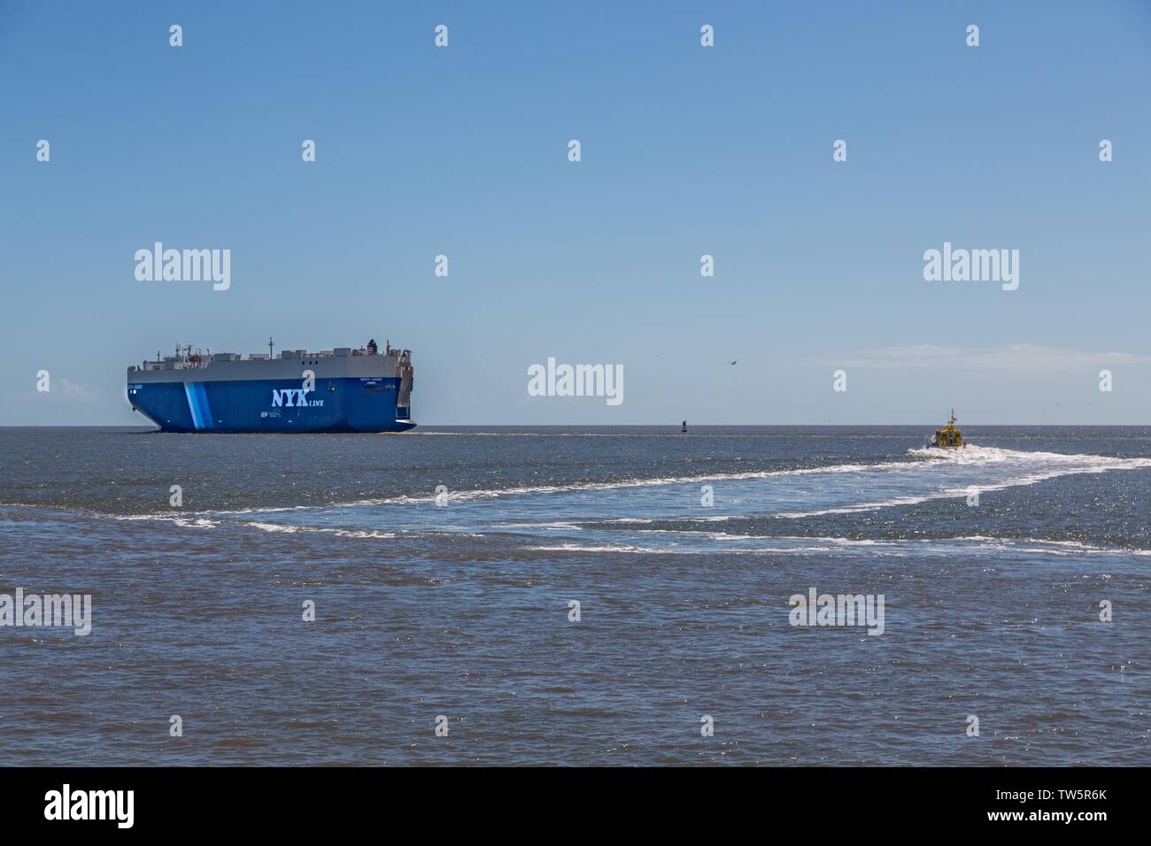 ST SIMONS, Georgien - 18. Oktober 2016: Frachter jetzt die meisten der Ladung der Welt und die größten Containerschiffe können über 21.000 Einheiten von f durchführen Stockfoto