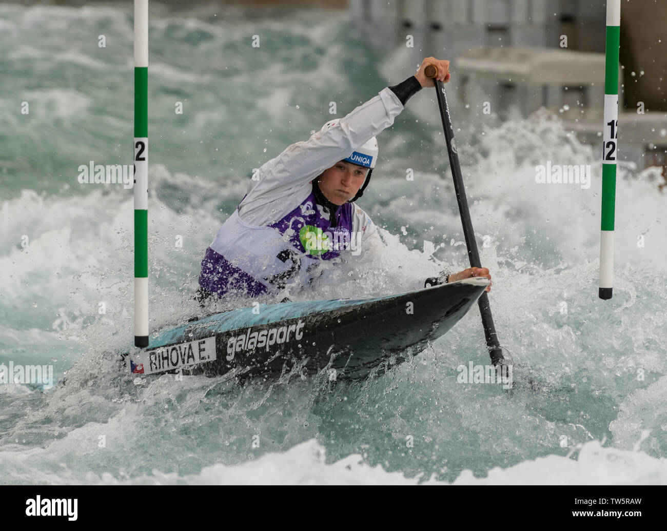 14.06.2019. Lee Valley White Water Centre, London, England. Die Canoe Slalom World Cup 2019 Eva Říhová (CZE) konkurriert in der Frauen Kanu WC1 Stockfoto