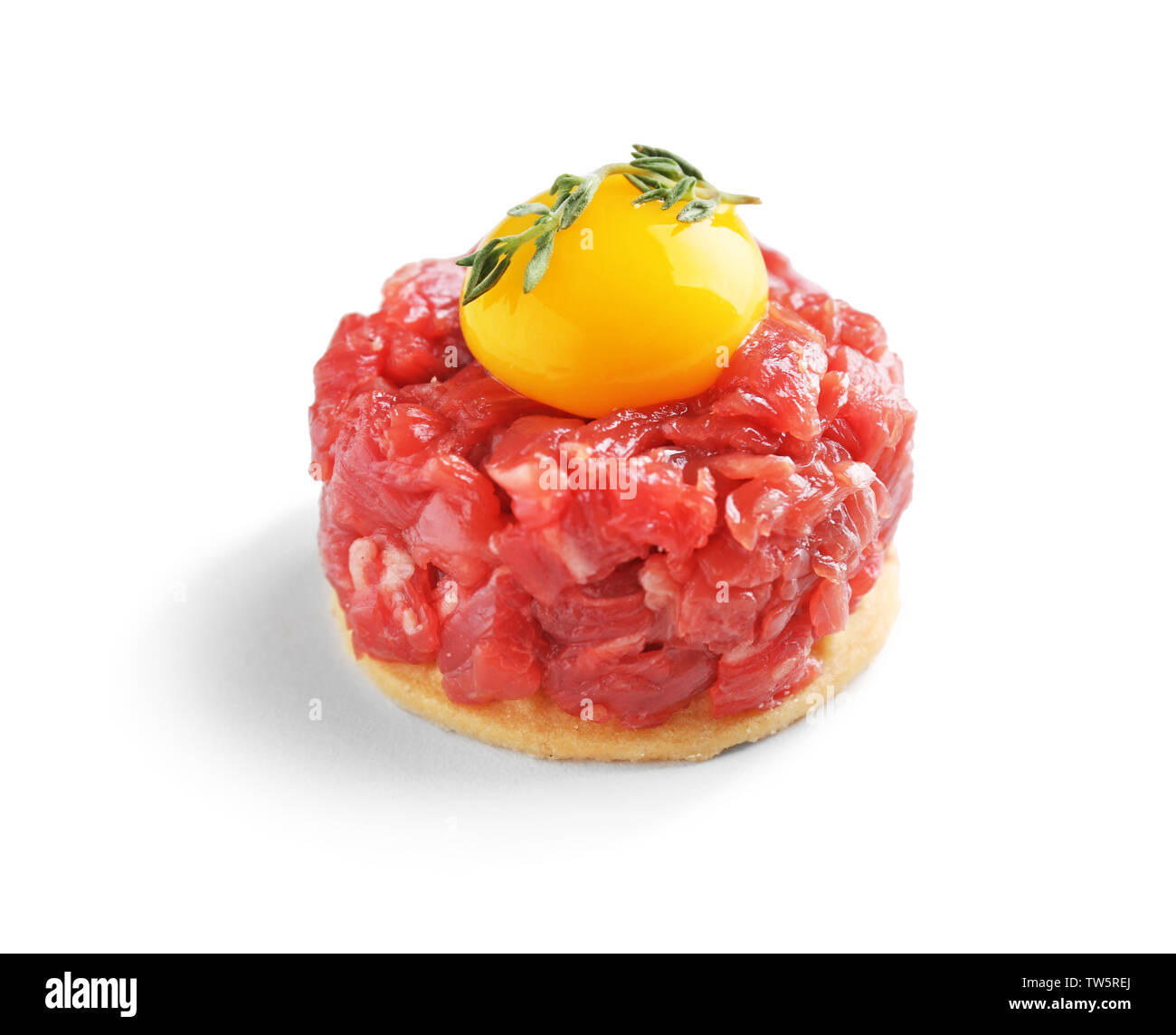 Lecker Steak Tartar mit Eigelb auf weißem Hintergrund Stockfoto