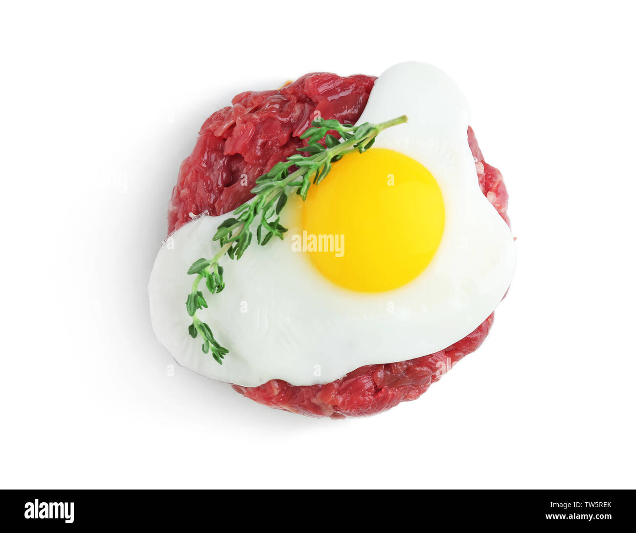 Lecker Steak Tartar mit Ei auf weißem Hintergrund Stockfoto