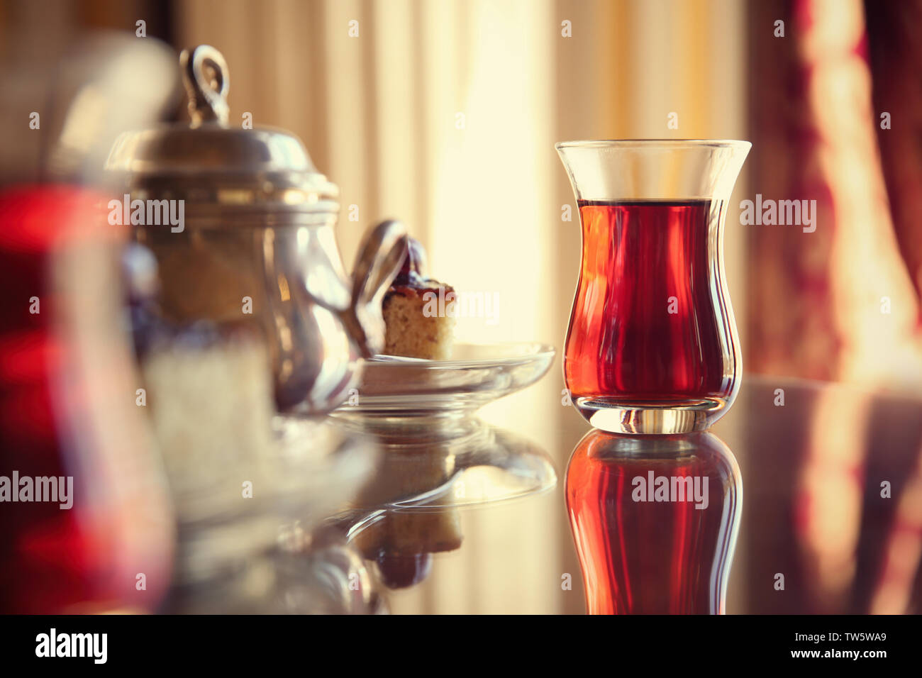 Türkischer Tee im traditionellen Glas auf dem Tisch Stockfoto