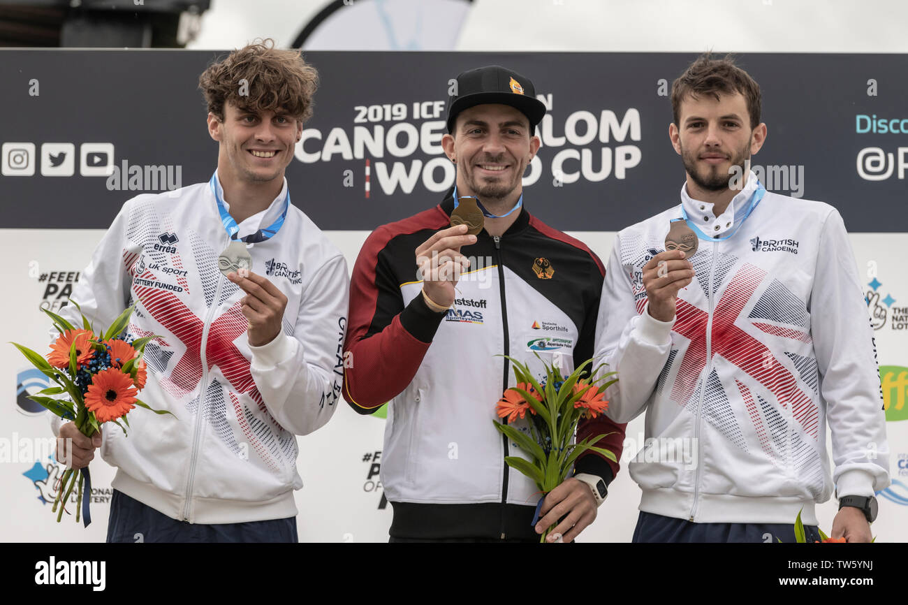 15.06.2019. Lee Valley White Water Centre, London, England. Die Canoe Slalom World Cup 2019 Mens Kanu Podium MC 1 Goldmedaille Sideris Tasiadis GER (Mitte) Silbermedaille Adam Burgess GBR (Links) Bronzemedaille Ryan westley GBR (Rechts) Stockfoto