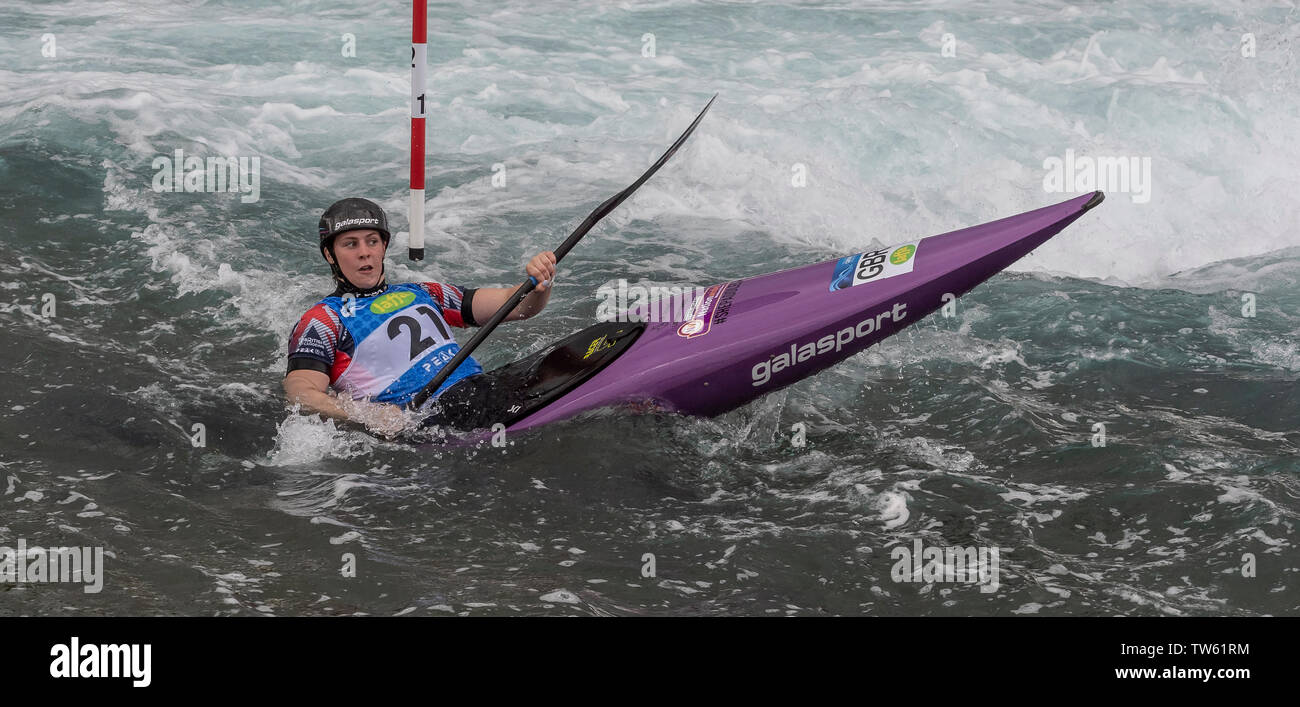 15.06.2019. Lee Valley White Water Centre, London, England. Die Canoe Slalom World Cup 2019 Kimberley Woods (GBR) konkurriert in der Womans Kajak MK1 Stockfoto