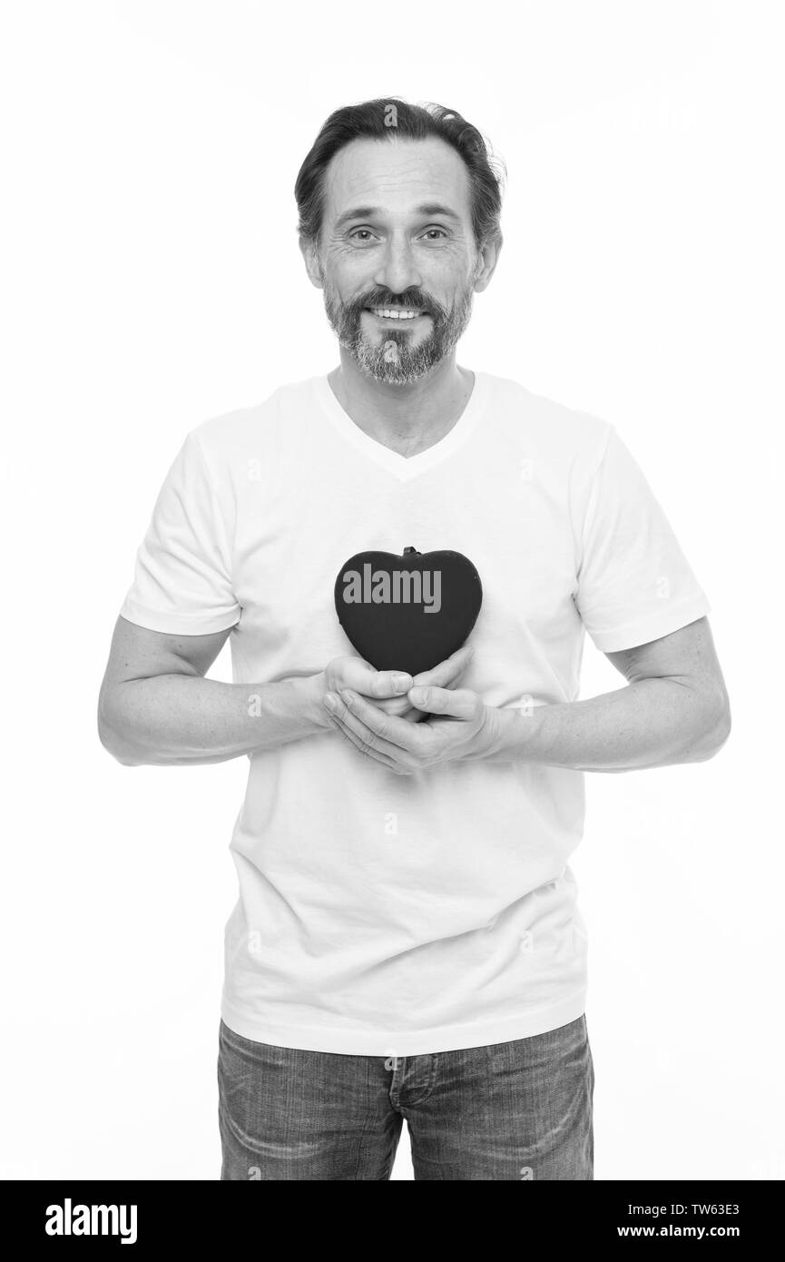 Romantisch und affectious. Stattliche reifer Mann mit Valentines Tag Herz. Valentines Mann mit roten Herzen Spielzeug in den Händen. Problem mit dem Herzen und im Gesundheitswesen. Vermeidung von Herzinfarkt. Stockfoto