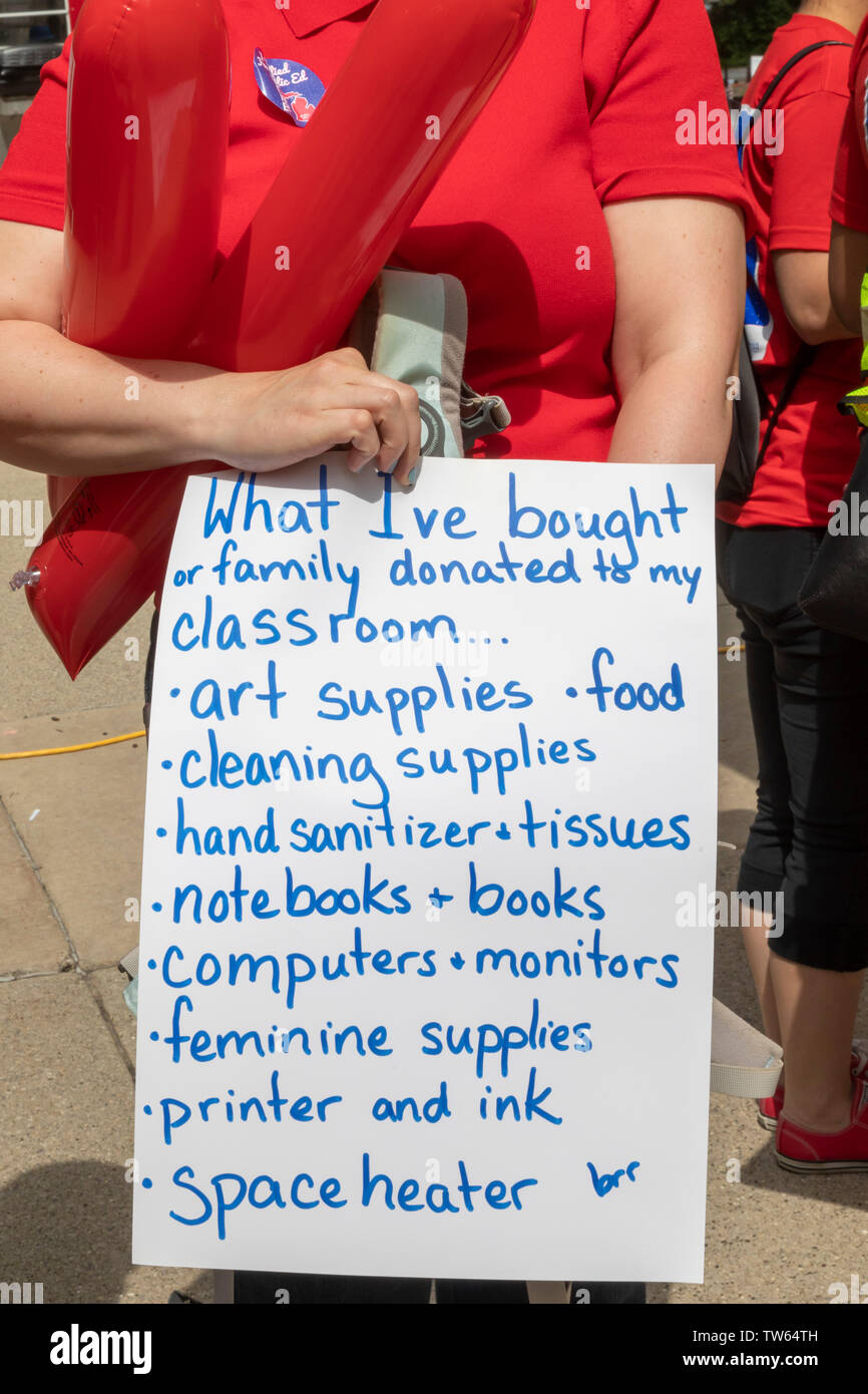 Lansing, Michigan, USA - 18. Juni 2019 - Michigan Lehrer sammelten am State Capitol zu fordern, dass der Gesetzgeber die Finanzierung für den öffentlichen educa Stockfoto