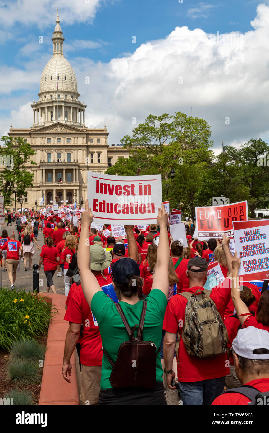 Lansing, Michigan, USA - 18. Juni 2019 - Michigan Lehrer sammelten am State Capitol zu fordern, dass der Gesetzgeber die Finanzierung für den öffentlichen educa Stockfoto