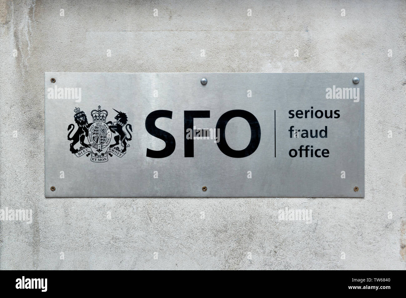 Das Zeichen des schweren Betrugs Office (SFO) außerhalb der Büros der Organisation auf Cockspur Street in London. Stockfoto