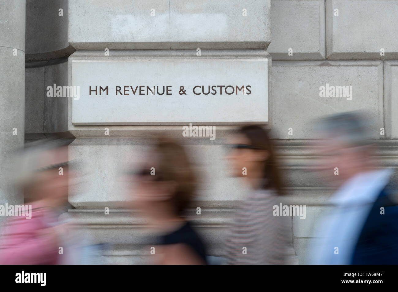 Fußgänger vorbei an den Eingang des HMRC (Her Majesty's Revenue und Zoll) Büros in London. Stockfoto