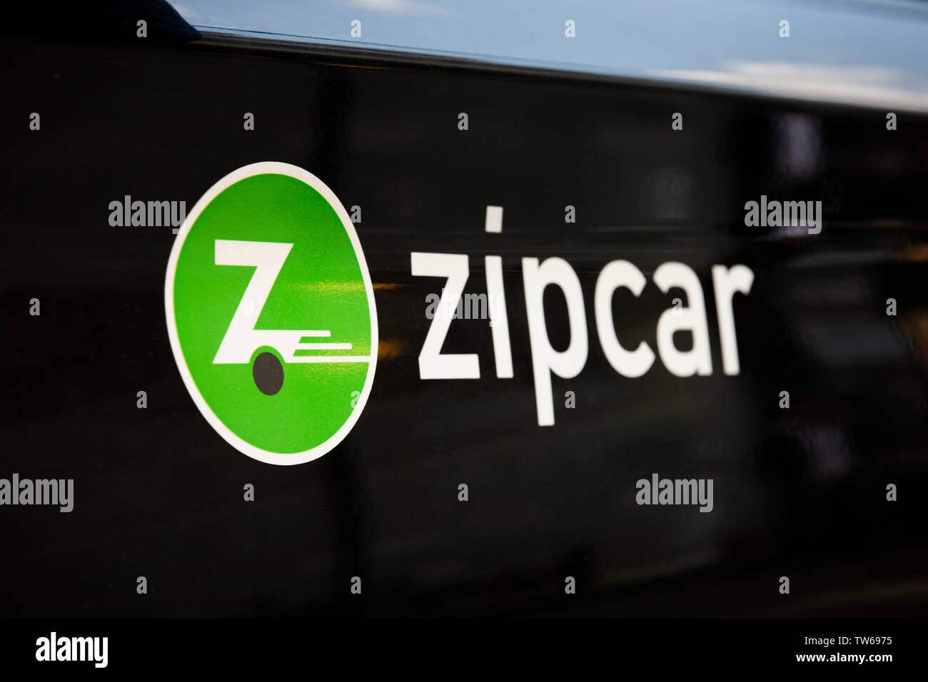 Das Logo von zipcar als auf einer der amerikanischen Car-Sharing-Fahrzeuge in London gesehen. Stockfoto