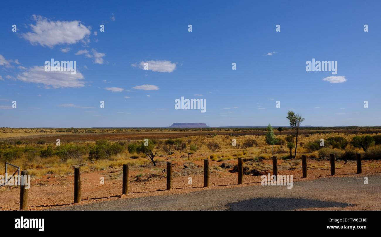Tafelberg Conner im Outback am Horizont, sonnigen Tag in Northern Territory Australien Stockfoto