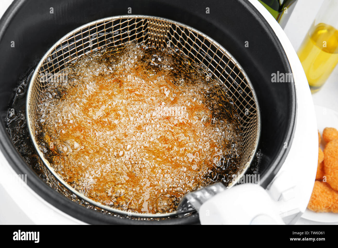 Fritteuse mit kochendem Öl, Nahaufnahme Stockfoto