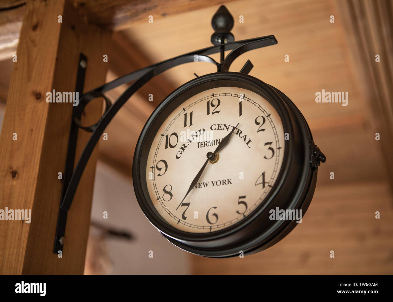 Vintage Wanduhr. Hängende Uhr im alten Stil Stockfoto