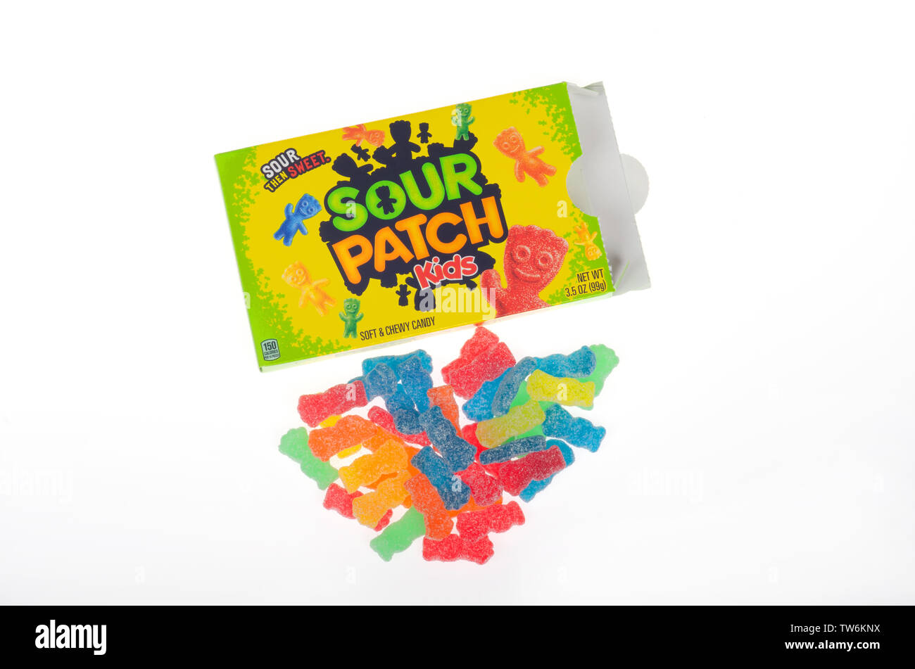 Sour Patch Kids gummies Bonbons oder Gummibärchen zuckerhaltigen Süßigkeiten mit geöffnetem Gehäuse isoliert Stockfoto