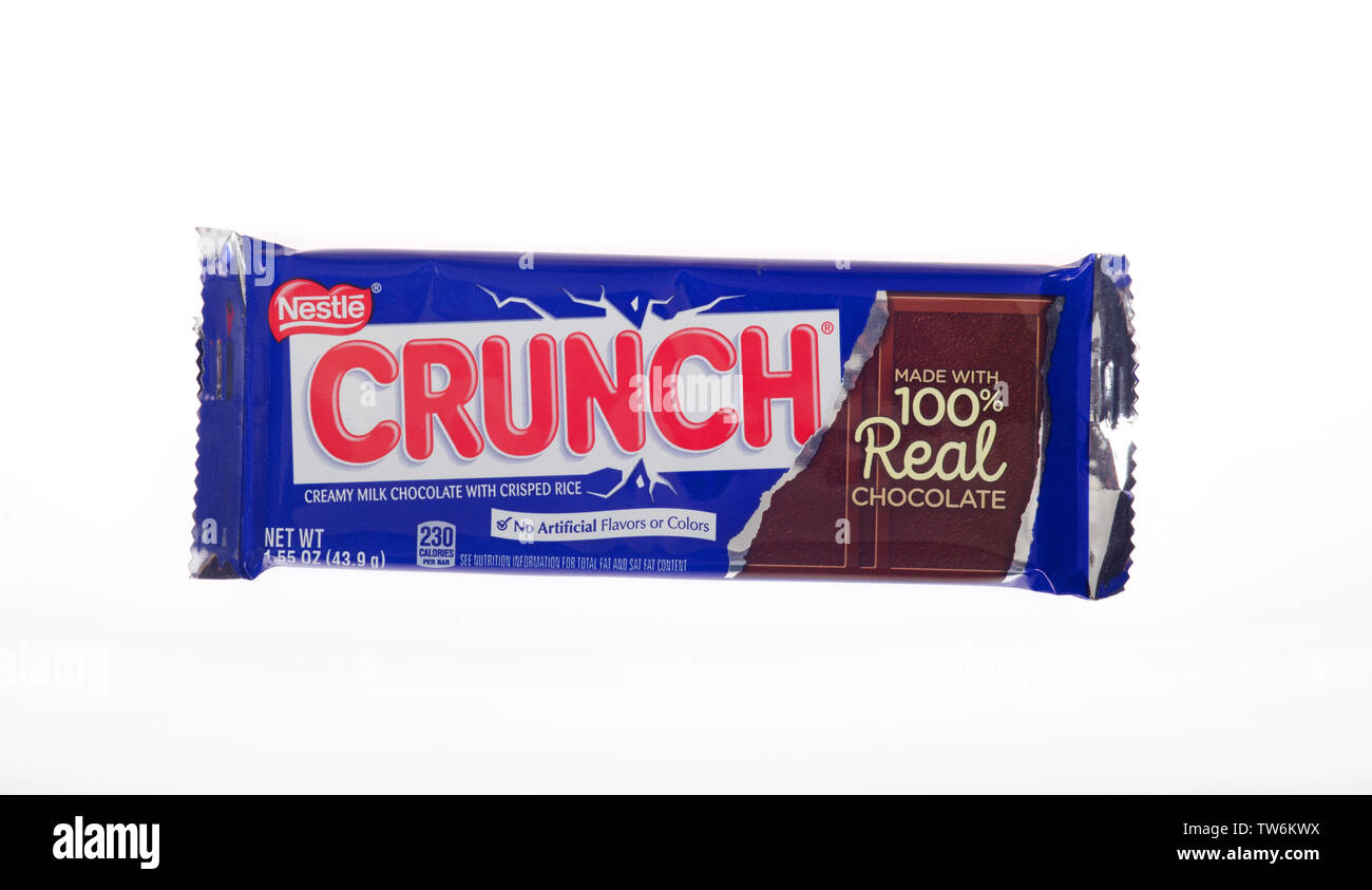 Nestle Crunch Milchschokolade mit Crisped rice Schokoriegel mit Wrapper auf weißem Hintergrund Stockfoto