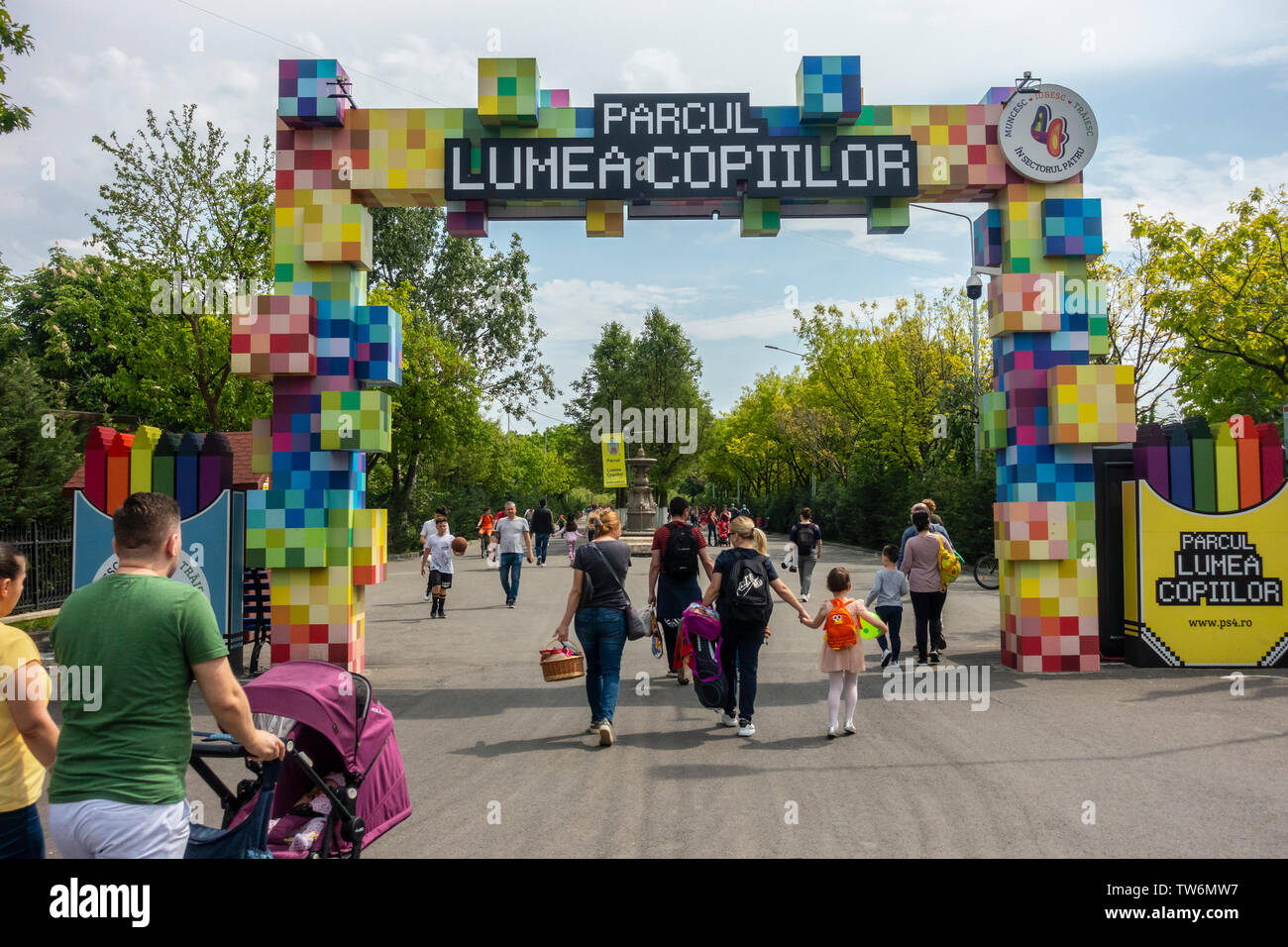 Familien Betreten und Verlassen des Parcul Lumea Copiilor/Children's World Park/Jugend Park im Zentrum von Bukarest, Rumänien. Stockfoto