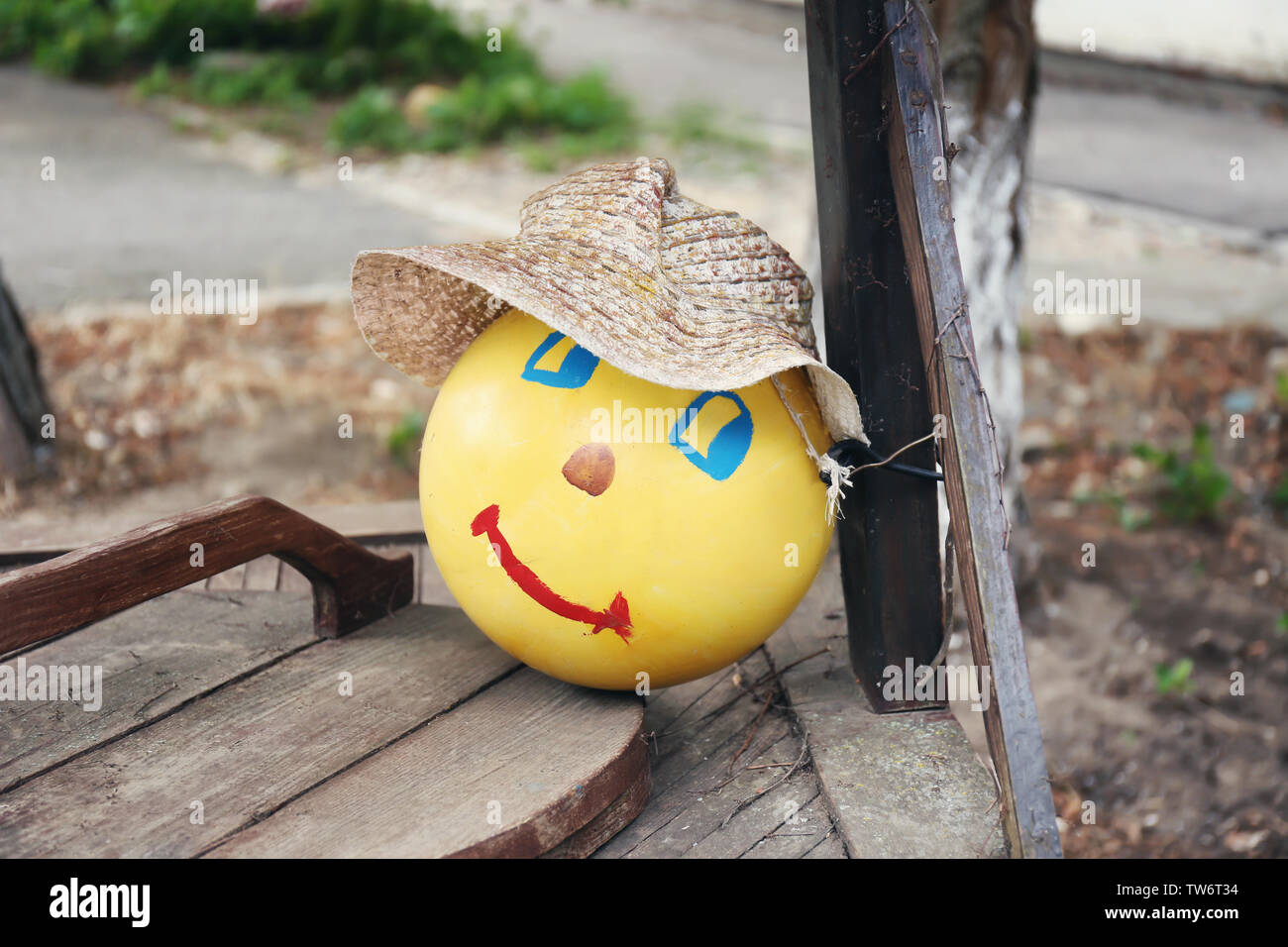 Zeichentrickfigur aus sekundären Rohstoffen im Freien Stockfoto