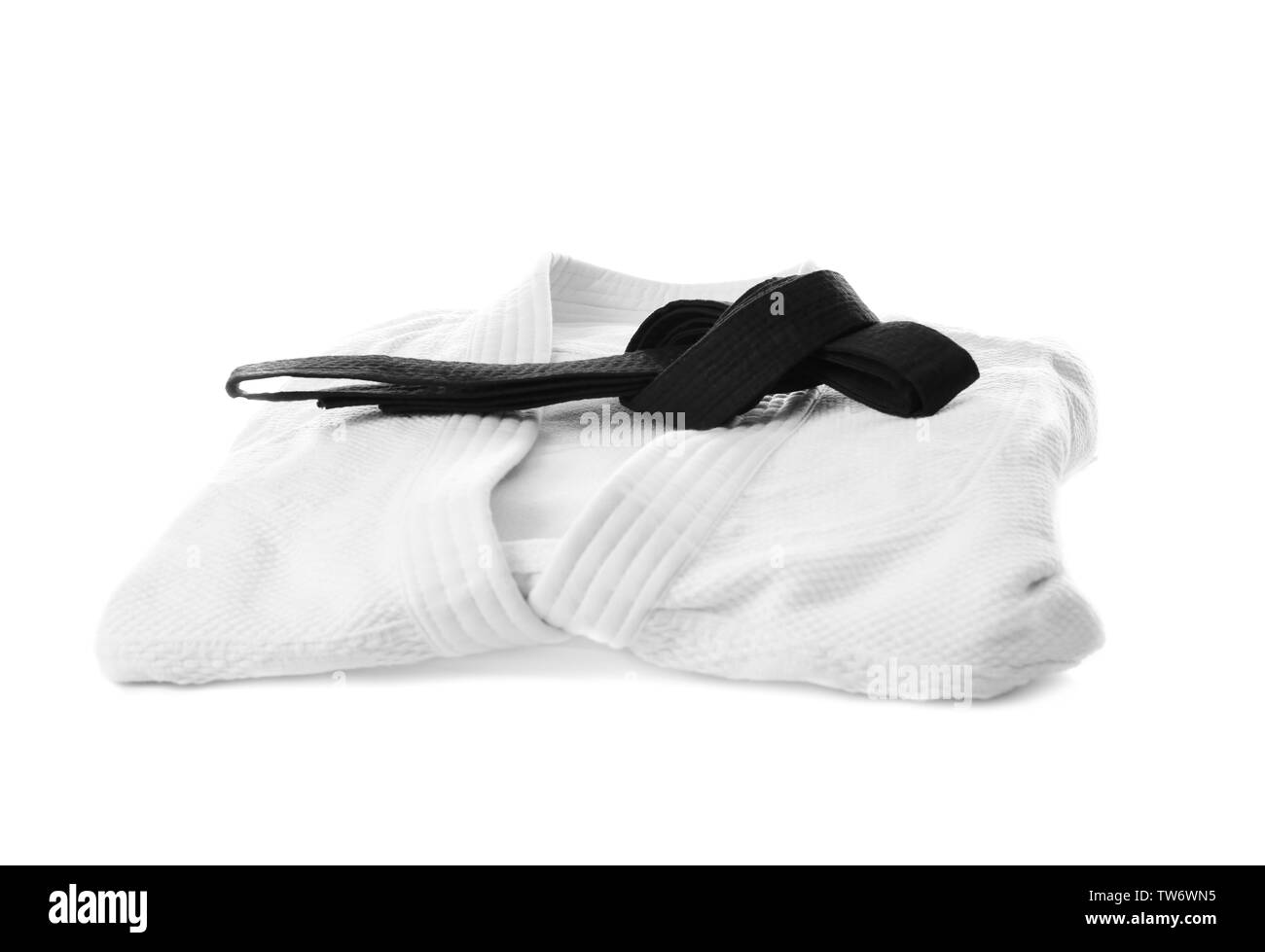Karate Uniform mit schwarzem Gürtel auf weißem Hintergrund Stockfoto