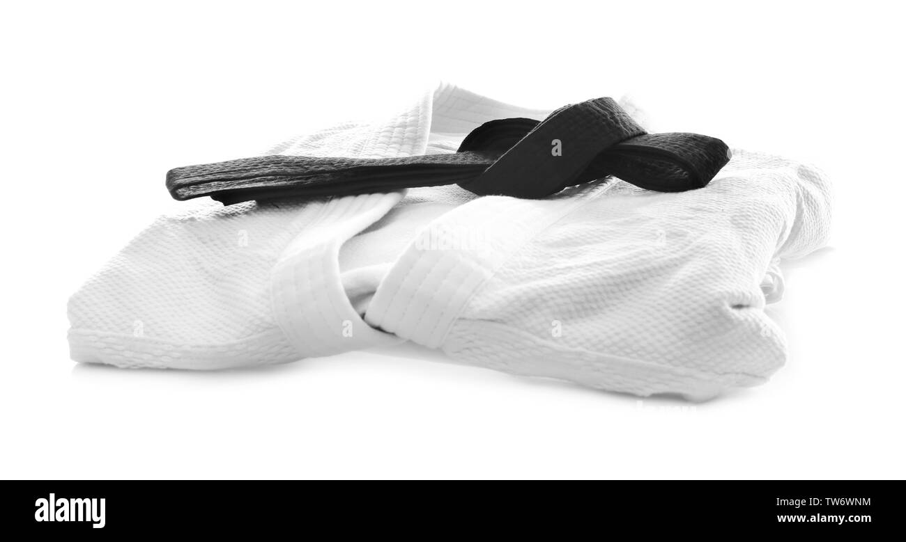 Karate Uniform mit schwarzem Gürtel auf weißem Hintergrund Stockfoto