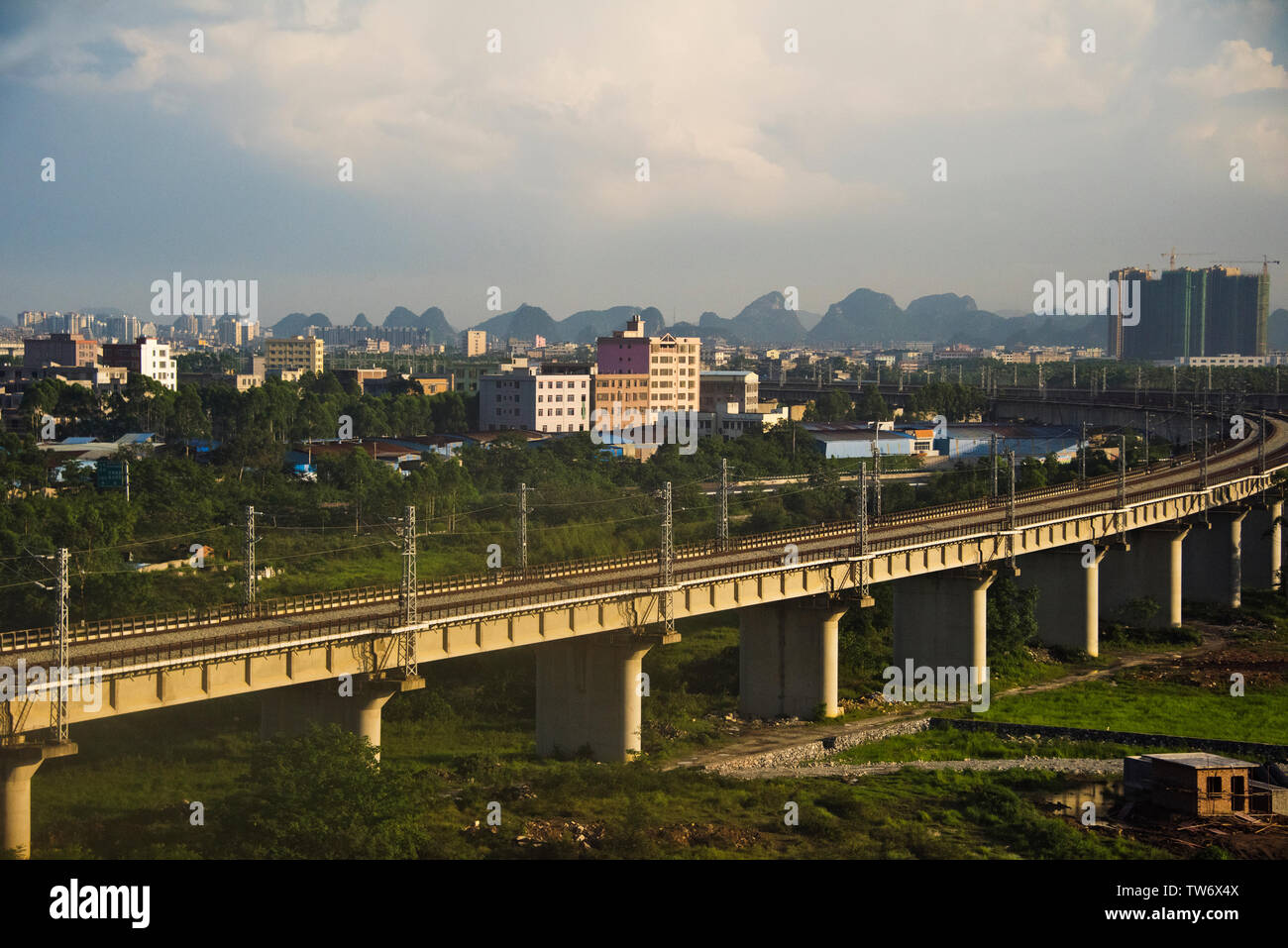 High Speed Train Track mit neuen Stadt, Guilin, Guangxi Provinz, China Stockfoto