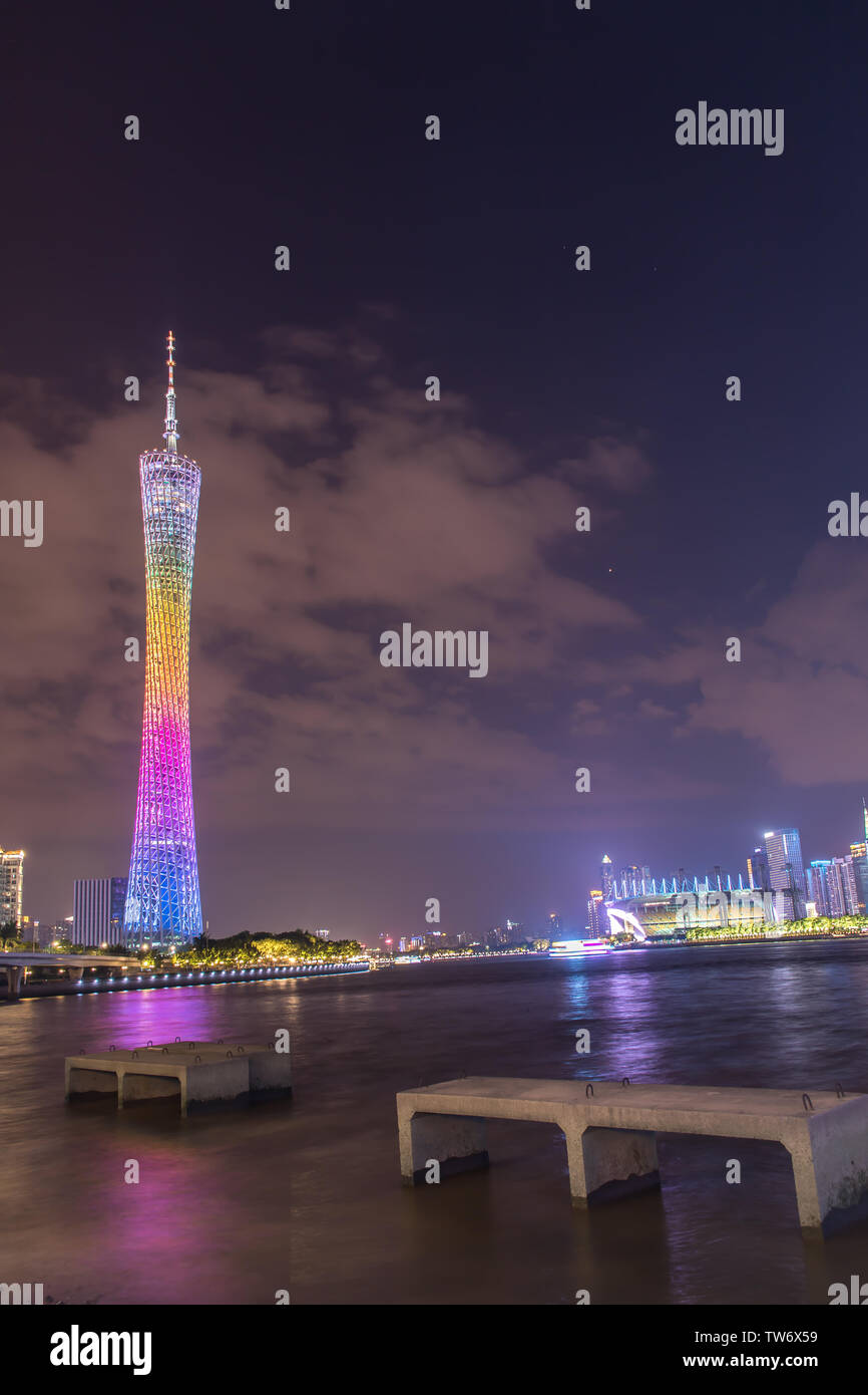 Tag und Nacht Guangzhou Tower, verschiedenen Winkeln betrachten verschiedene kleine Barbar Taille, die andere Farbe. Stockfoto