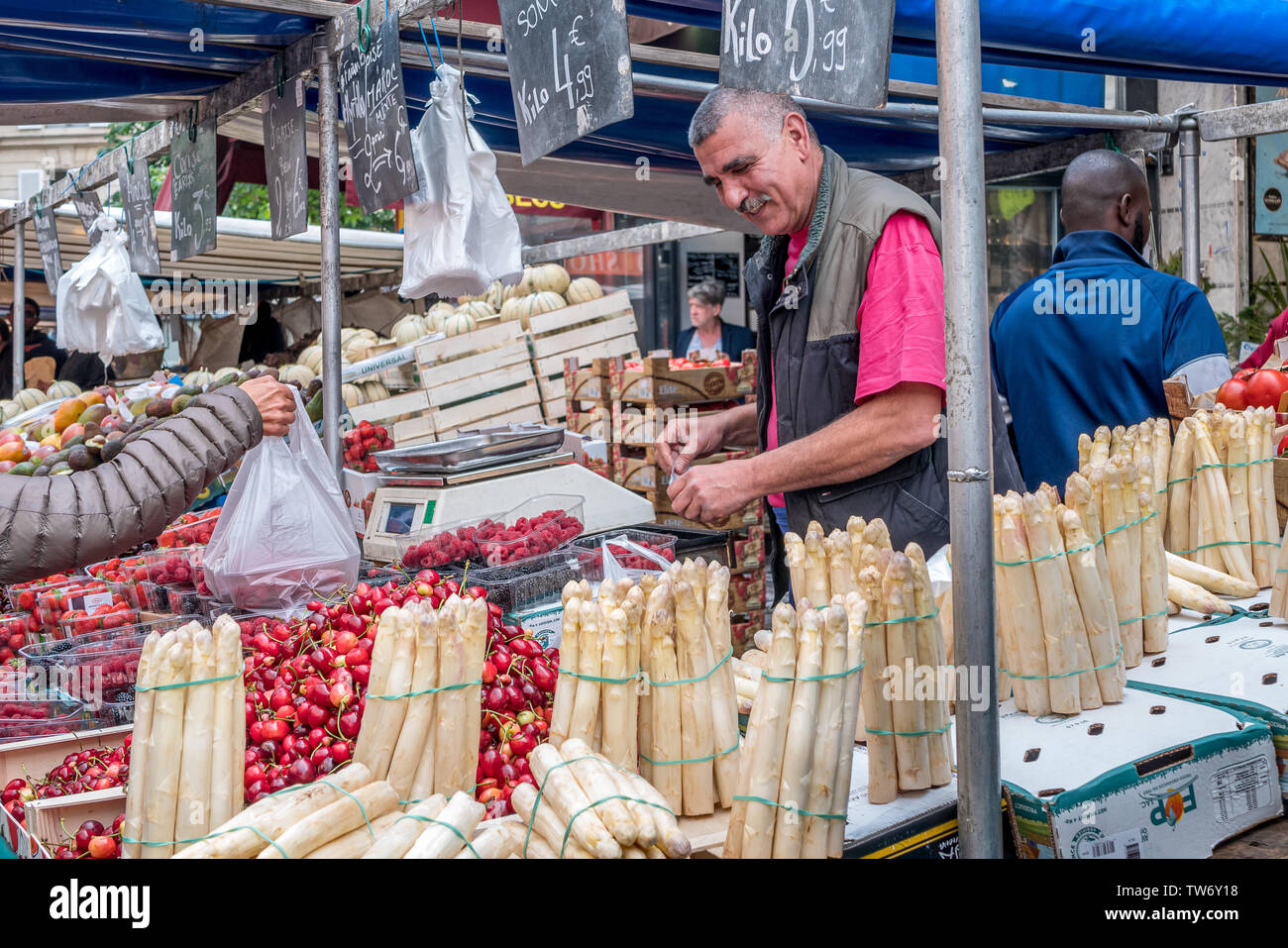 Paris, Frankreich, 25. Mai 2019: Die aligre Markt, mit Menschen kaufen und verkaufen Obst, Gemüse und alte Masken, an einem Samstag Morgen. Stockfoto