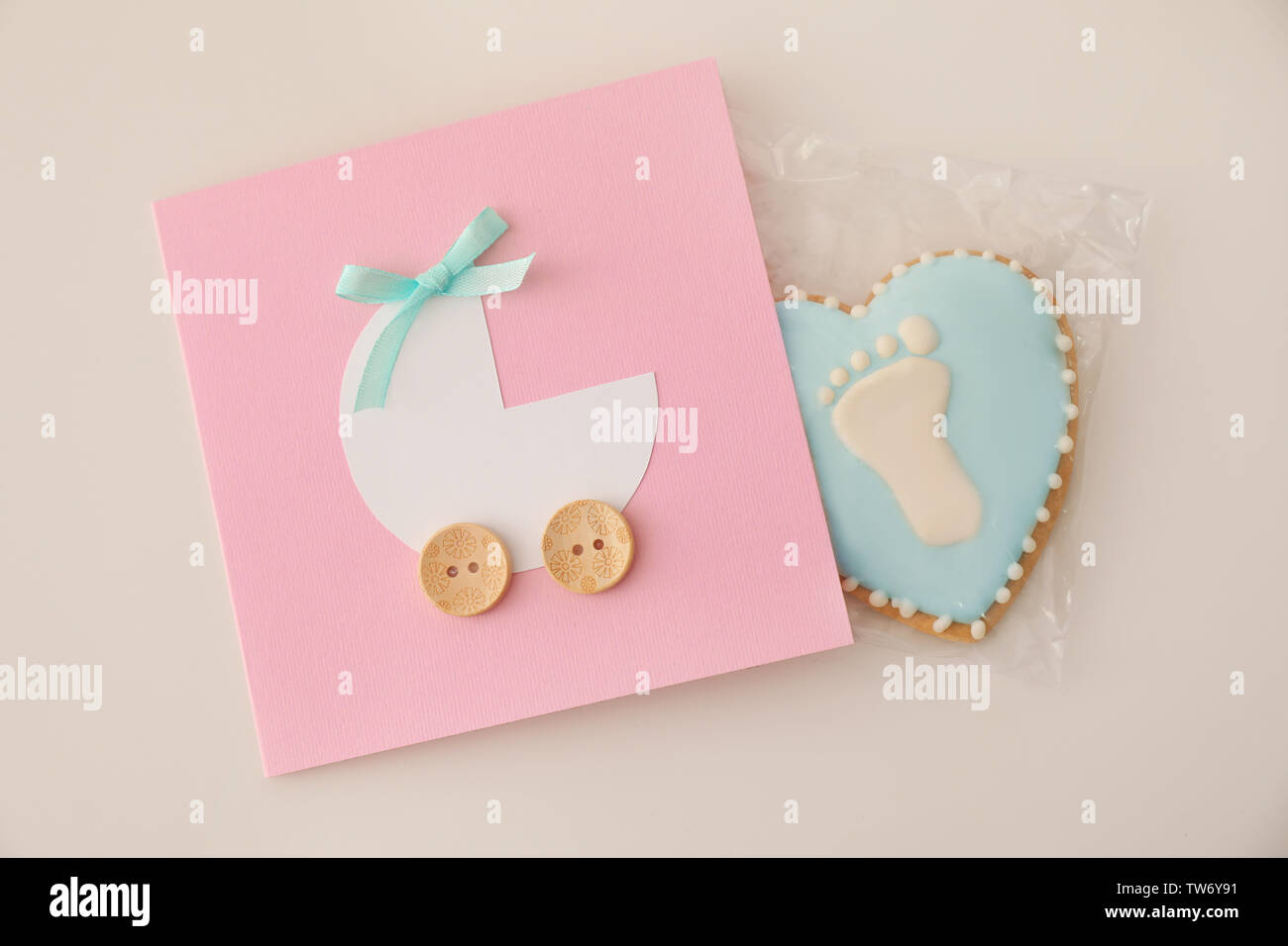 Baby-dusche danke Karte und Gunst auf hellen Hintergrund Stockfoto