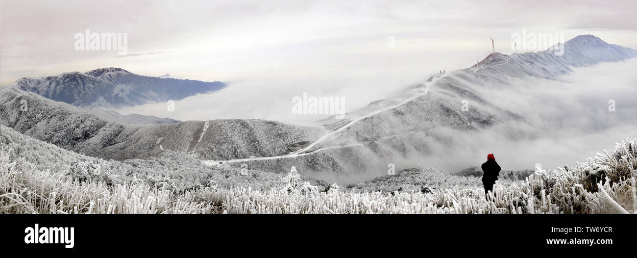 Huangsang National Nature Reserve, Suining County in der Provinz Hunan, hat schöne Landschaft und schöne Umgebung und der Geschmack von Miao Dong in Huangsang Miaozhuang, Huangsang Miaozhuang, ist einzigartig. Die Landschaft der Kuh hang Kopf auf einer Höhe von mehr als tausend Meter über dem Meeresspiegel ist unendlich schön. Stockfoto