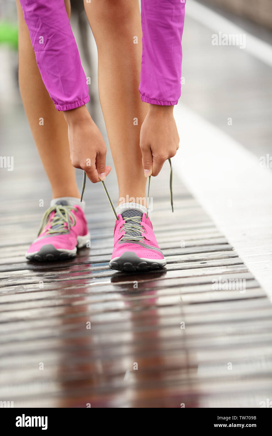 Laufschuhe. Barfuß laufen Schuhe Nahaufnahme. Frau Schnürsenkel binden vor  dem Joggen in minimalistischer Barfuß laufen Schuhe auf der Brooklyn  Bridge, New York, USA Stockfotografie - Alamy