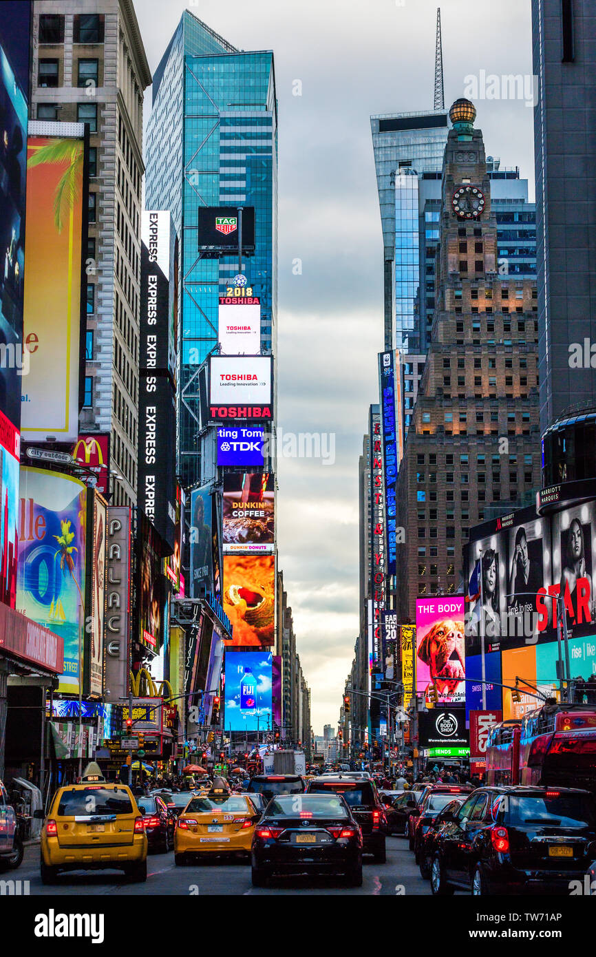 NEW YORK CITY - 26. MÄRZ 2018: Theaterviertel Broadway eines der wichtigsten Wahrzeichen in Manhattan Stockfoto