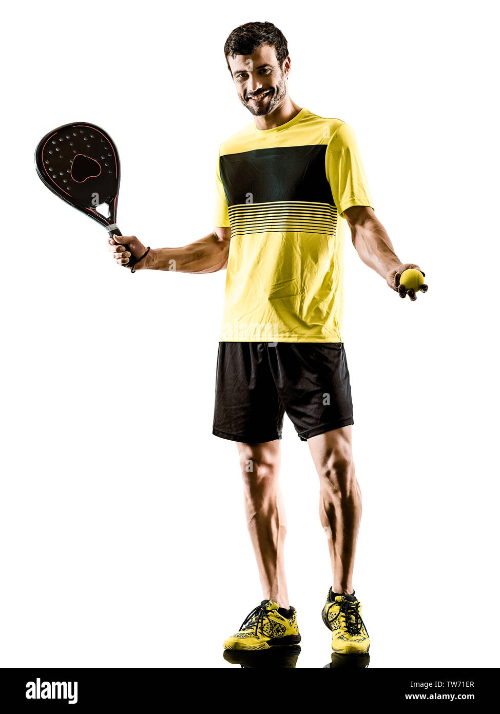 Ein kaukasischer Mann spielt Paddle Tennis Player auf weißem Hintergrund Stockfoto