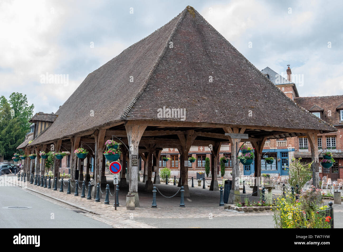 Lyons la Forêt - Juni 3, 2019: Gebäude und Straßen der mittelalterlichen Stadt Stockfoto