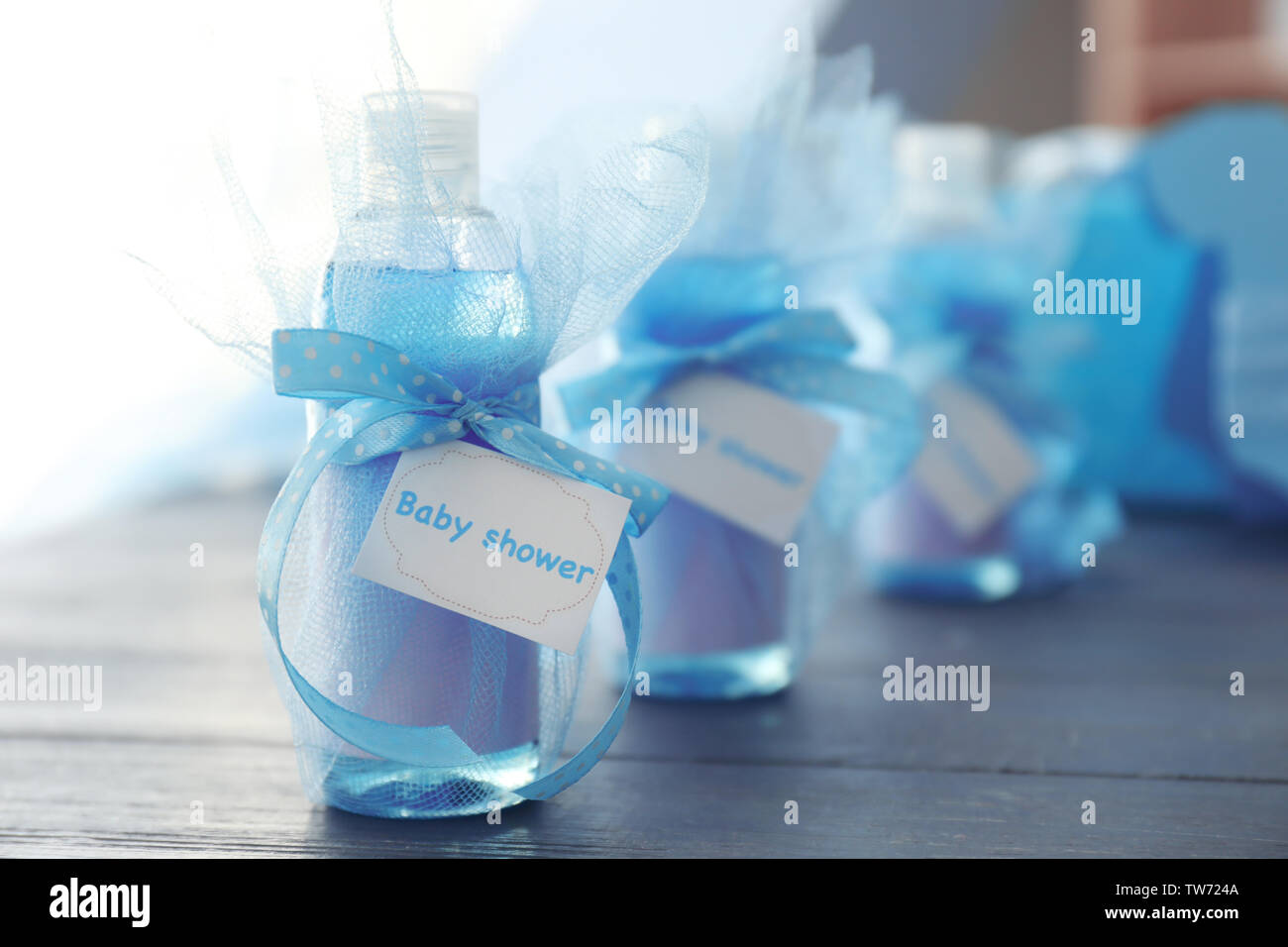 Babyduschegeschenke auf Tisch Stockfoto