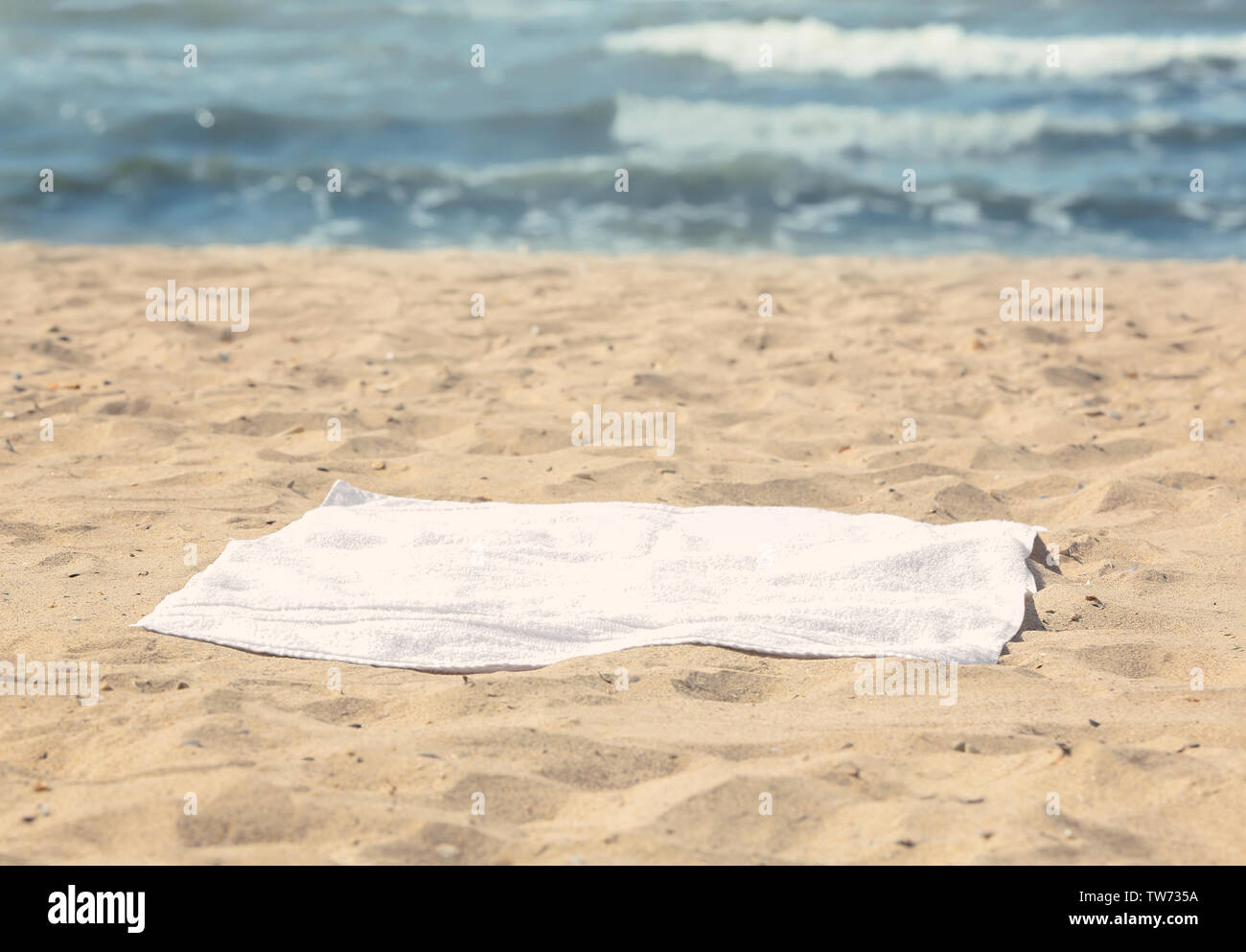 Weißen Strand Handtuch auf Sand Stockfoto