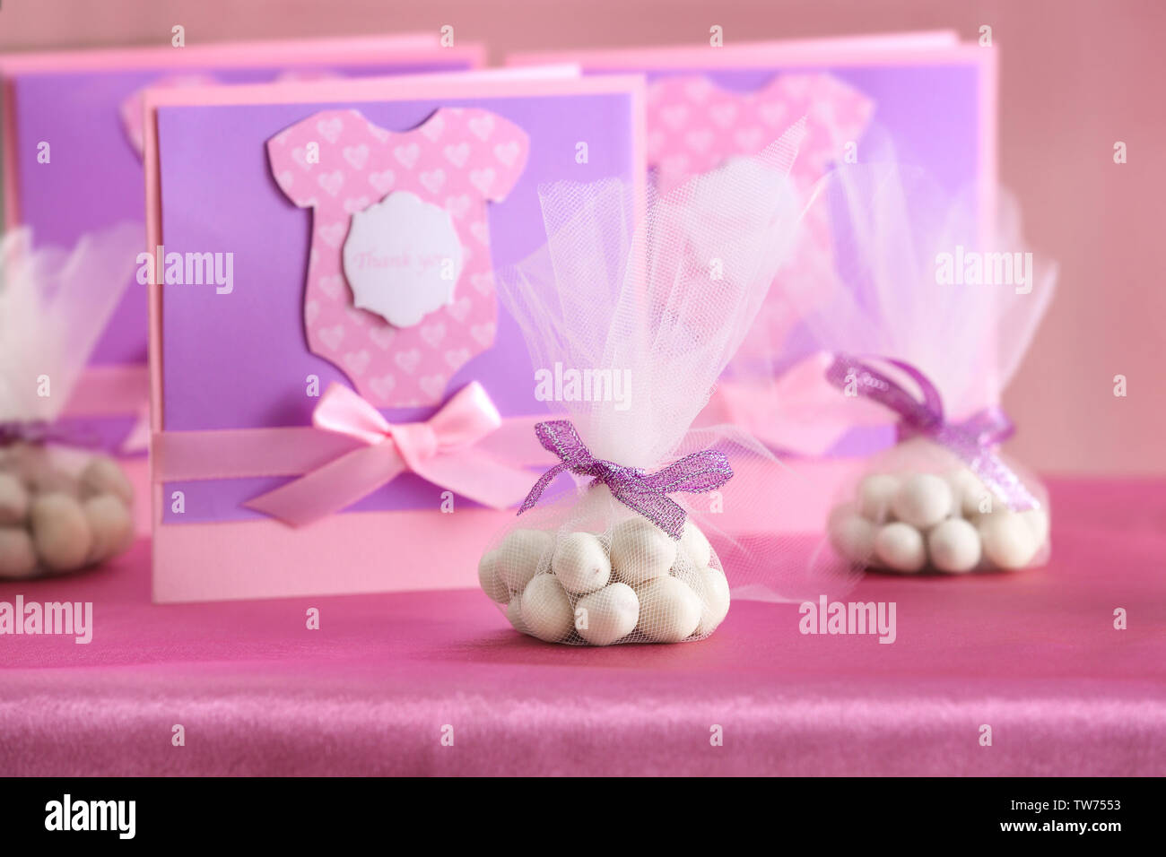 Candy begünstigt und danken Ihnen Karten für Baby Dusche auf Tisch Stockfoto