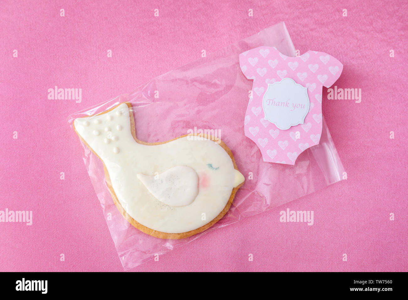 Cute Cookie für Baby Shower mit vielen Dank Karte auf farbigen Hintergrund Stockfoto