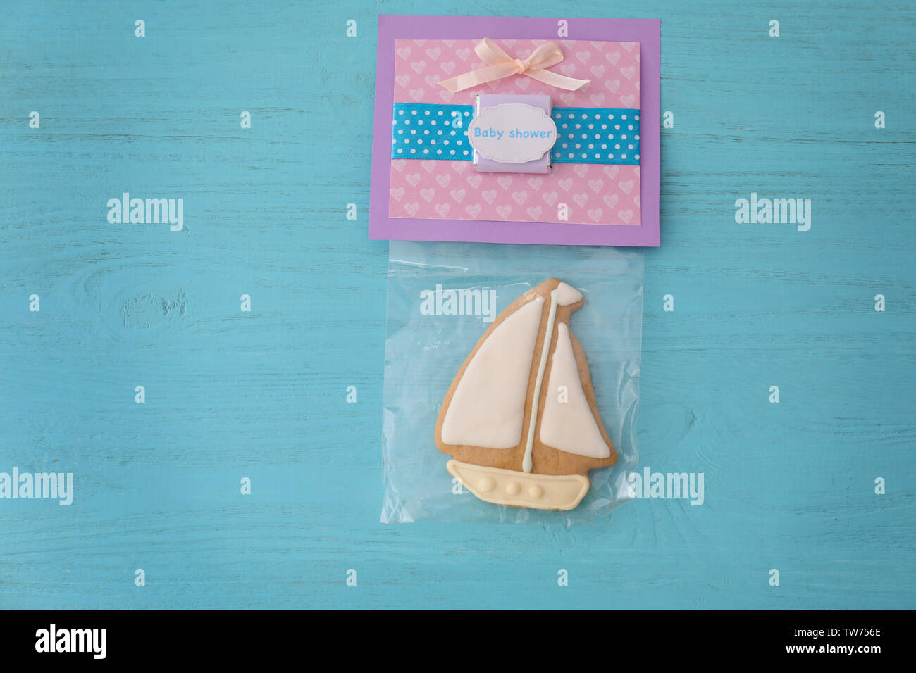 Cute Cookie für Baby Shower mit vielen Dank Karte auf Holz- Hintergrund Stockfoto