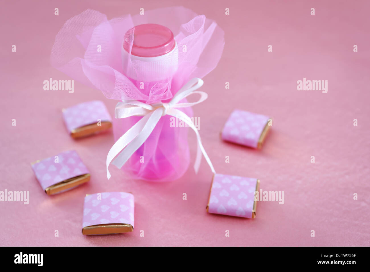 Soap Bubble Flasche und kleine Schokolade auf farbigen Hintergrund Stockfoto