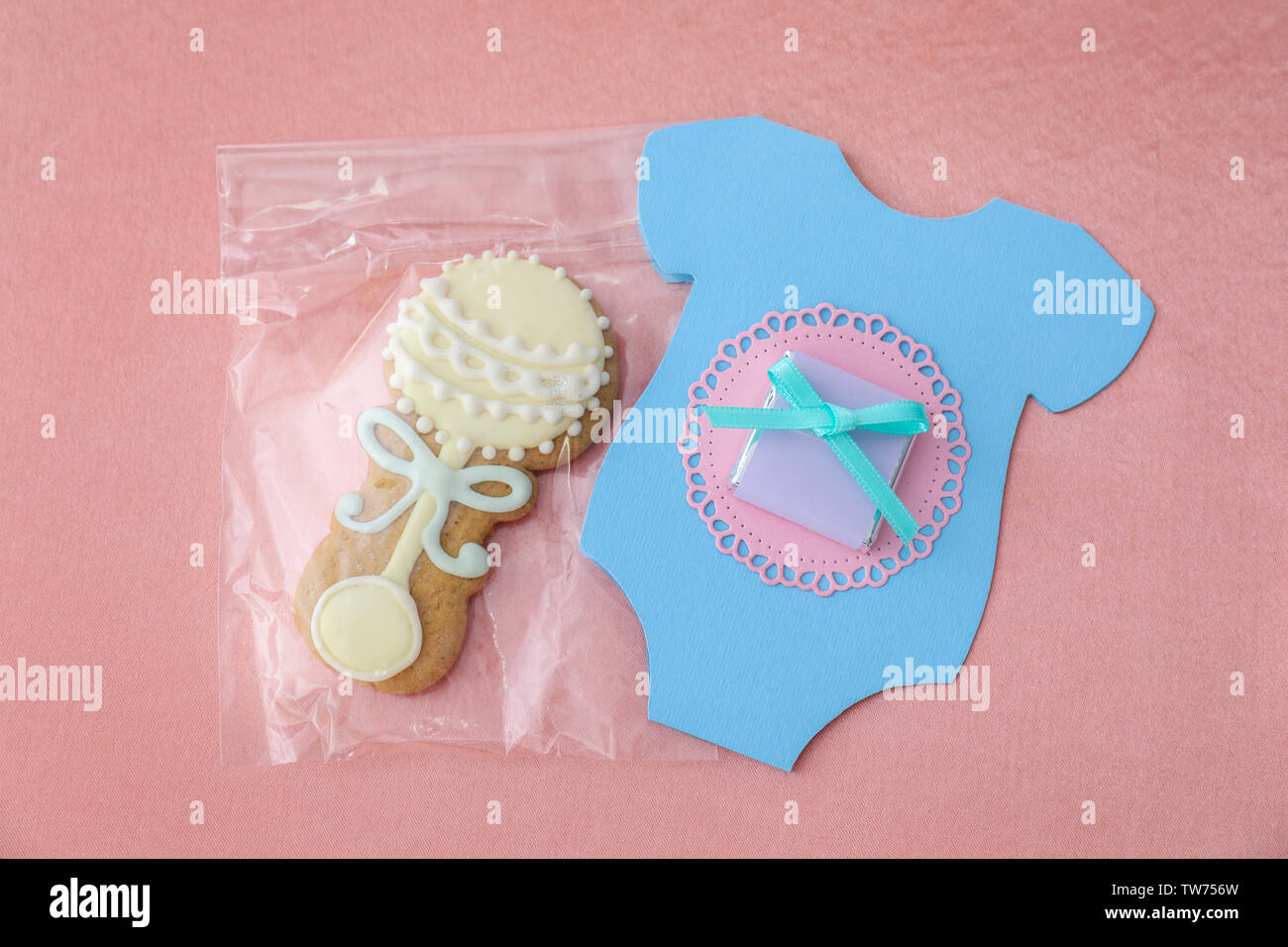Cute Cookie für Baby Shower mit vielen Dank Karte auf farbigen Hintergrund Stockfoto
