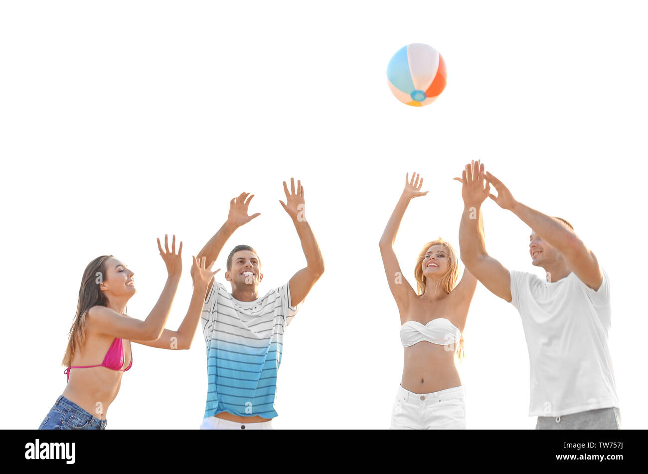 Gruppe von Jugendlichen spielen Volleyball am Strand Stockfoto