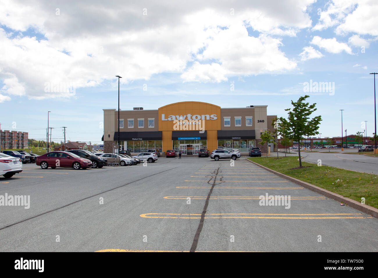 Dartmouth, Nova Scotia, Kanada - 15. Juni 2019: lawtons Drug Store und Parkplatz Stockfoto