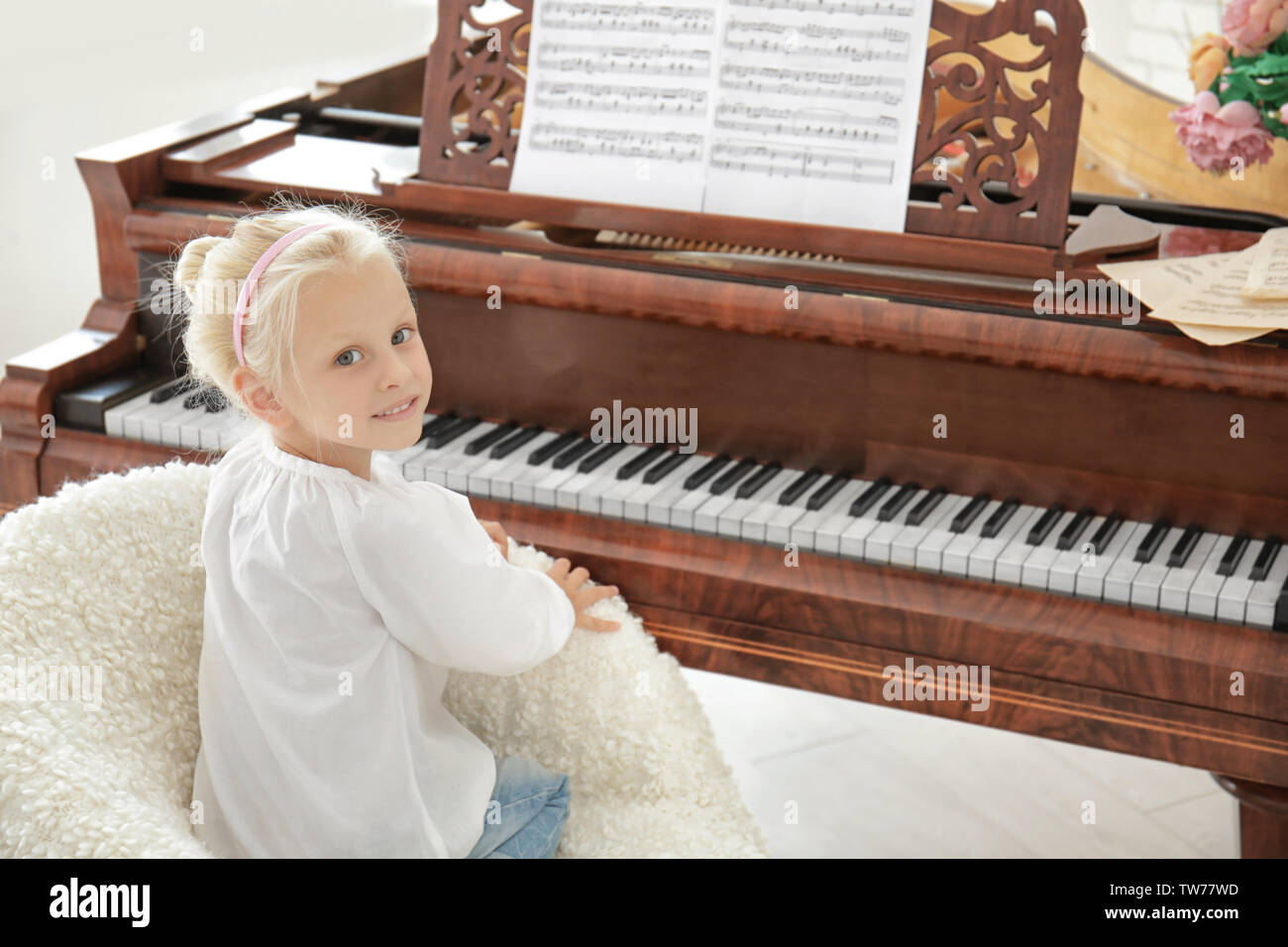 Kleines Mädchen spielte im Innenbereich Stockfoto