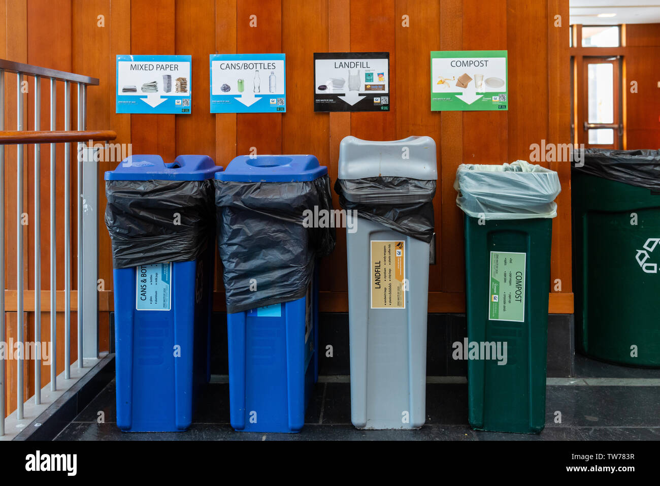 Sortierte Kunststoffbehälter für Abfall und Recycling. Berkeley, Kalifornien, USA. Stockfoto